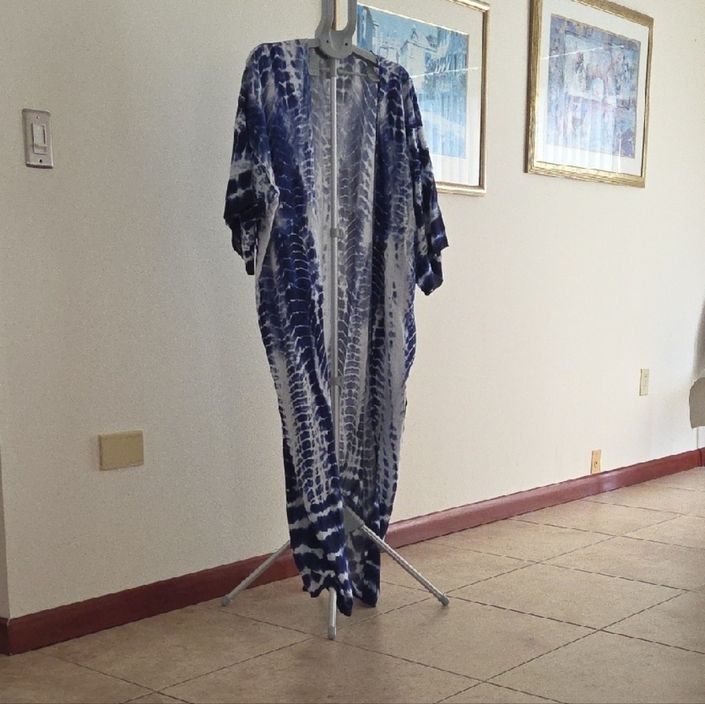 NWOT Tie Dyed Blue and White Kimono Robe